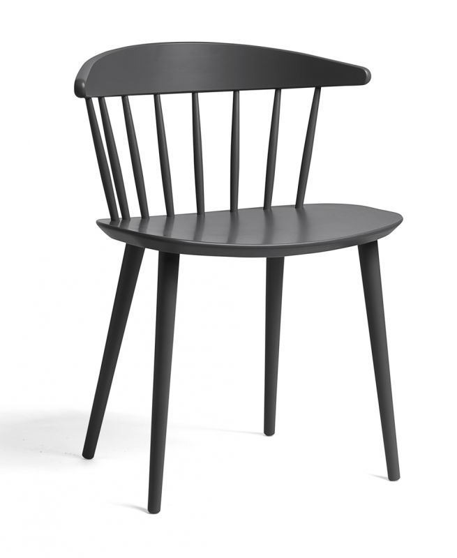 Schwarzer J104 Chair Stuhl von Hay: Holzstuhl mit Rückenlehne und vier Beinen für Esszimmer und Wohnbereich.